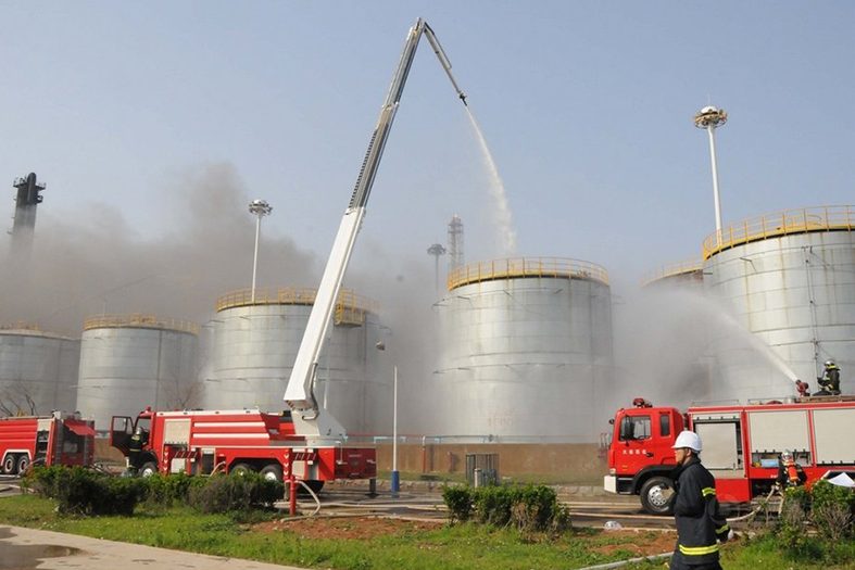 大型石油油罐現(xiàn)場圖