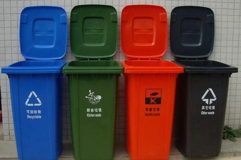 生活中常見的塑料垃圾桶