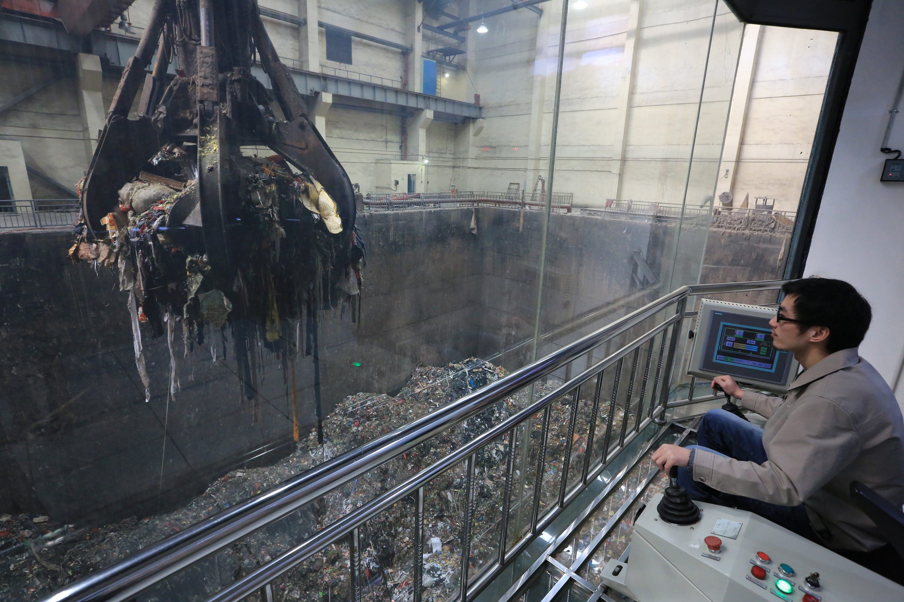 現(xiàn)代機(jī)械操作垃圾處理池